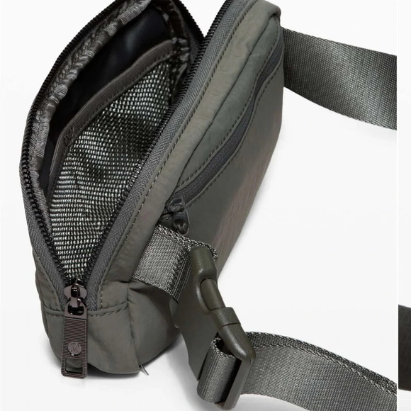 Lululemon Athletica Everywhere belt bag 1L, Grey Sage, SOLD OUT ONLINE - Picture 4 of 13